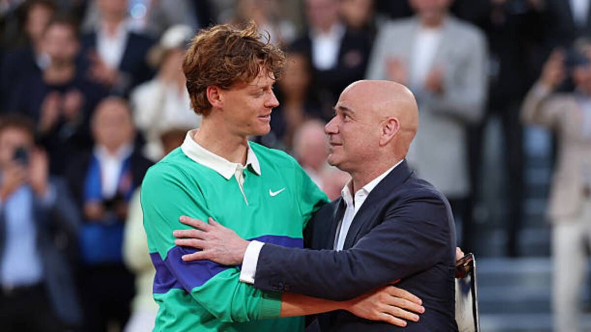 Agassi consola Sinner dopo la finale di Roland Garros 2025