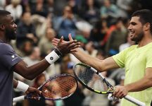 Carlos Alcaraz si prepara al 2026 con una sconfitta in esibizione contro Tiafoe (Video)