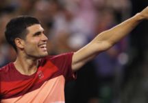 Alcaraz batte Shapovalov e vola agli ottavi di Indian Wells. Sui campi “Ora che ho fatto qualche allenamento e ho giocato alcuni match posso dire che non sento differenze rispetto allo scorso anno” (Video)