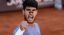 Sinner lotta e gioca un ottimo tennis ma non sfrutta due set point nel primo set, poi cala fisicamente e Alcaraz dilaga. Carlos vince il Masters 1000 di Roma