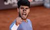 Sinner lotta e gioca un ottimo tennis ma non sfrutta due set point nel primo set, poi cala fisicamente e Alcaraz dilaga. Carlos vince il Masters 1000 di Roma