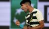 Alcaraz doma Shelton in quattro set: la centesima vittoria sulla terra lo porta ai quarti. Lo spagnolo vince 7-6(8), 6-3, 4-6, 6-4. Prossimo avversario Tommy Paul (Video)
