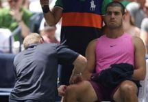 US Open, Alcaraz rassicura – “Il ginocchio? Nulla di serio”. Darderi dopo la sconfitta – “Il mio obiettivo è la Top 20 e giocare la Davis” (Video)