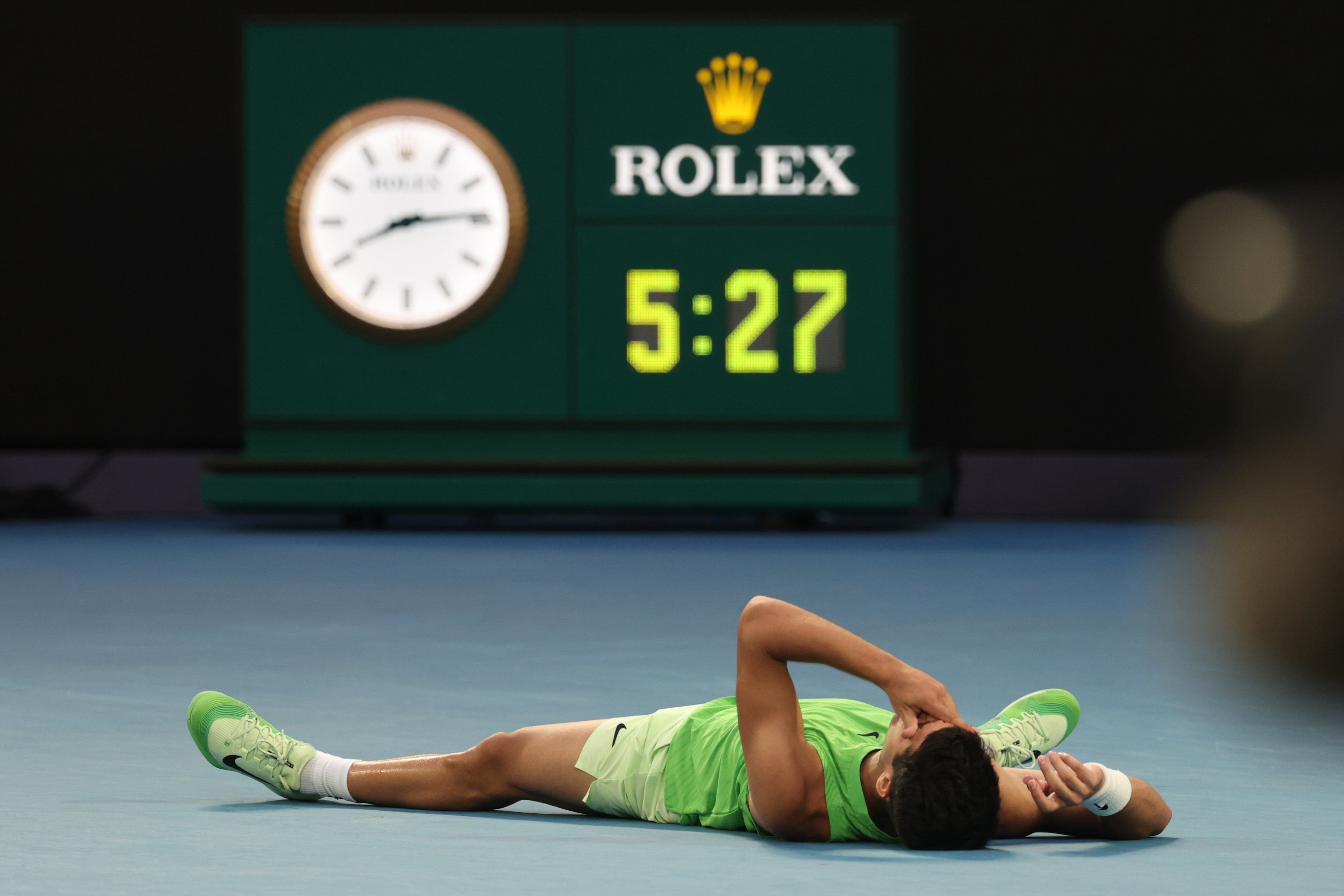 Carlos Alcaraz crolla dopo il match point (foto AusOpen X)