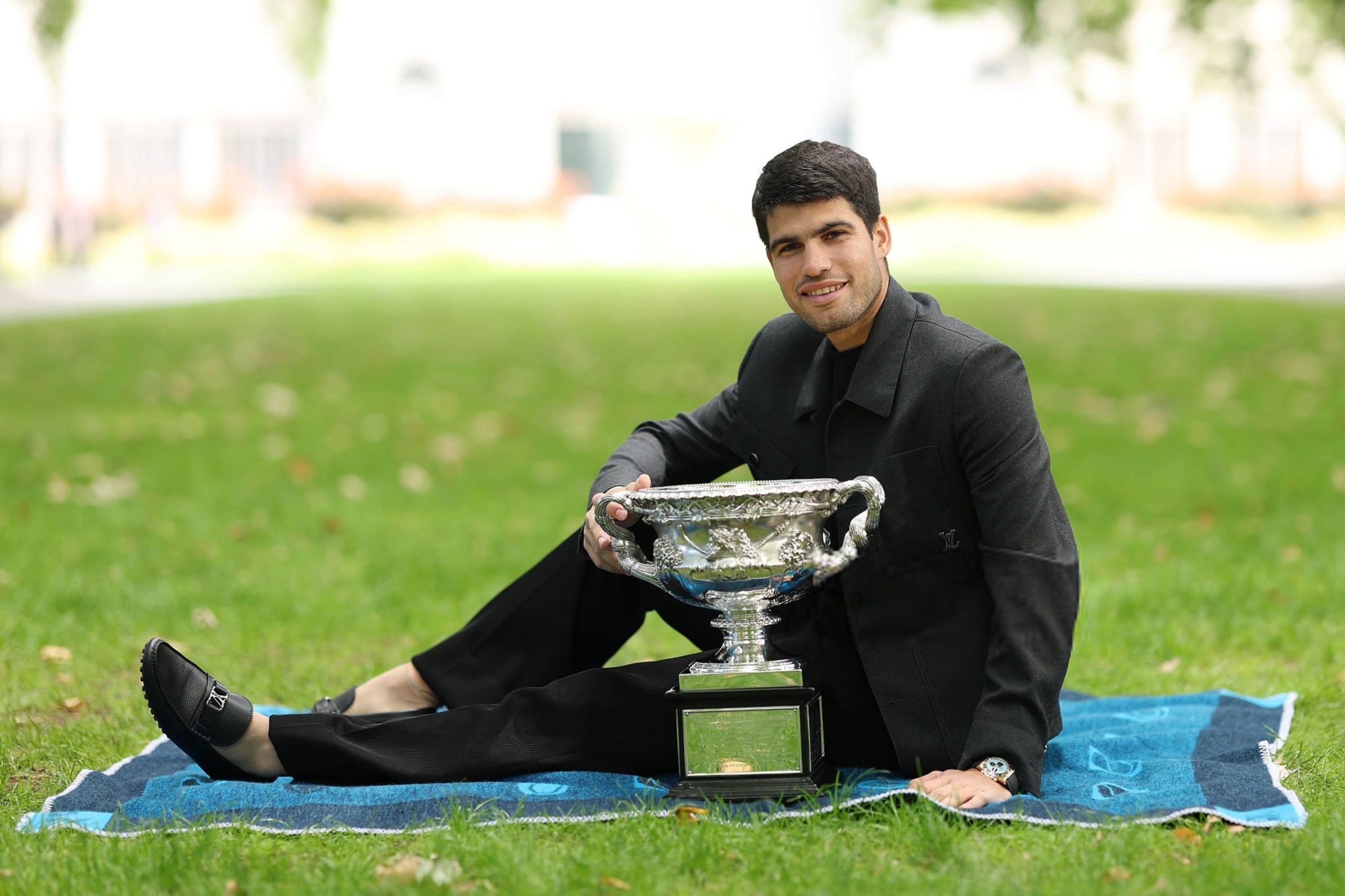 Carlos Alcaraz con coppa a Melbourne Park