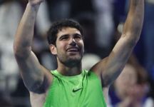Alcaraz riparte con autorità a Doha: «Partita complicata, ma sono contento del livello» (con il programma di domani in campo Sinner)