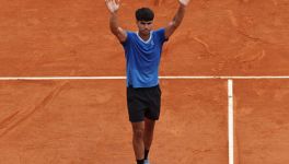 Carlos Alcaraz avverte tutti: “Sono sicuro che quest’anno Sinner sarà ancora migliore sulla terra” (Video)