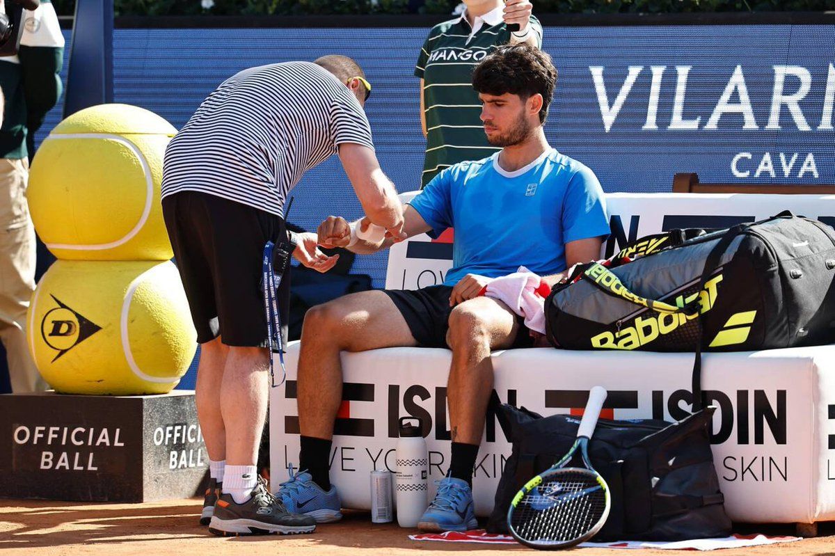 Carlos Alcaraz assistito dal trainer a Barcellona