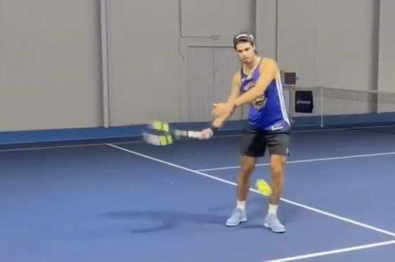 Carlos Alcaraz nel video in allenamento
