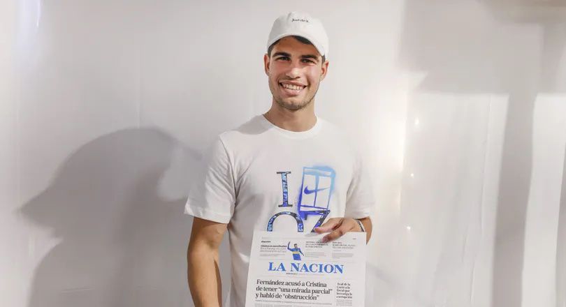 Alcaraz posa con il quotidiano "La Nacion" (foto Filipuzzi - LaNacion)