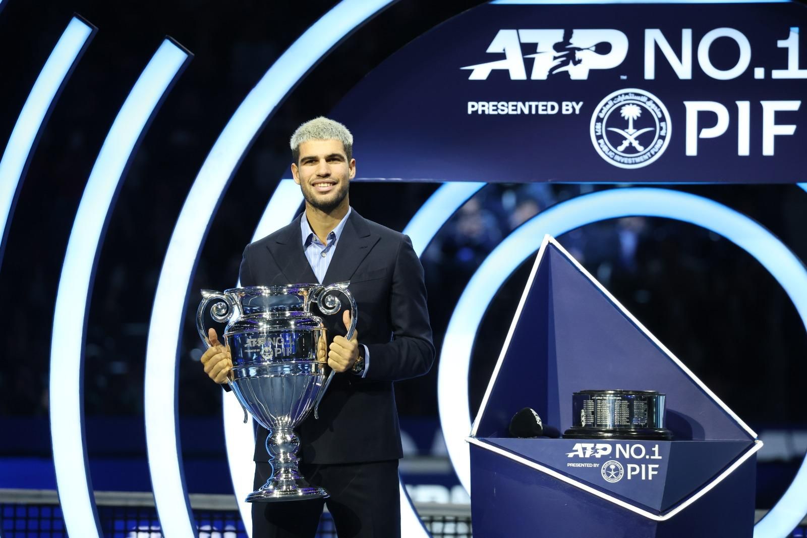 Carlos Alcaraz con la coppa di n.1 ATP (foto Brigette Grassotti)