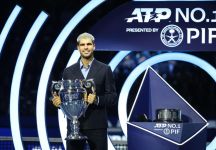 Carlos Alcaraz riceve il premio di n.1 ATP di fine 2025