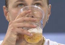 Anisimova, sui social il dibattito sulla bevanda (birra? energy drink?) assunta nel match vinto contro Eala (video)