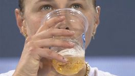 Anisimova, sui social il dibattito sulla bevanda (birra? energy drink?) assunta nel match vinto contro Eala (video)