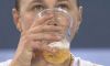 Anisimova, sui social il dibattito sulla bevanda (birra? energy drink?) assunta nel match vinto contro Eala (video)