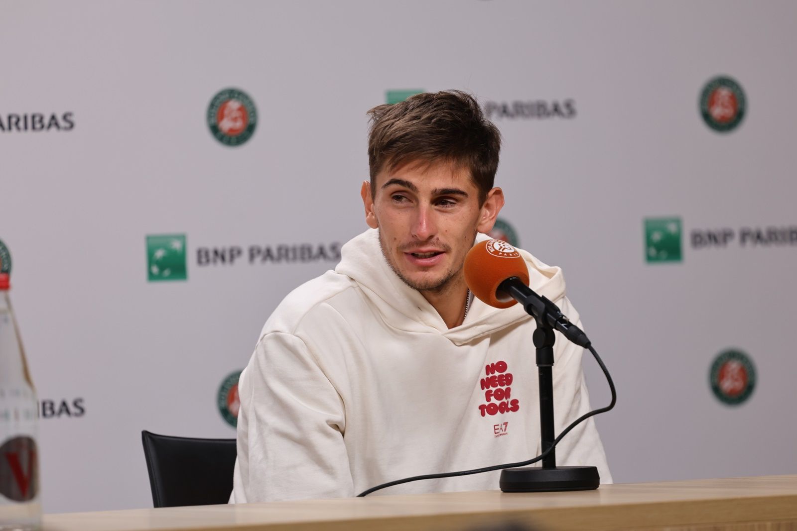 Matteo Arnaldi sconsolato a Roland Garros (foto Patrick Boren)