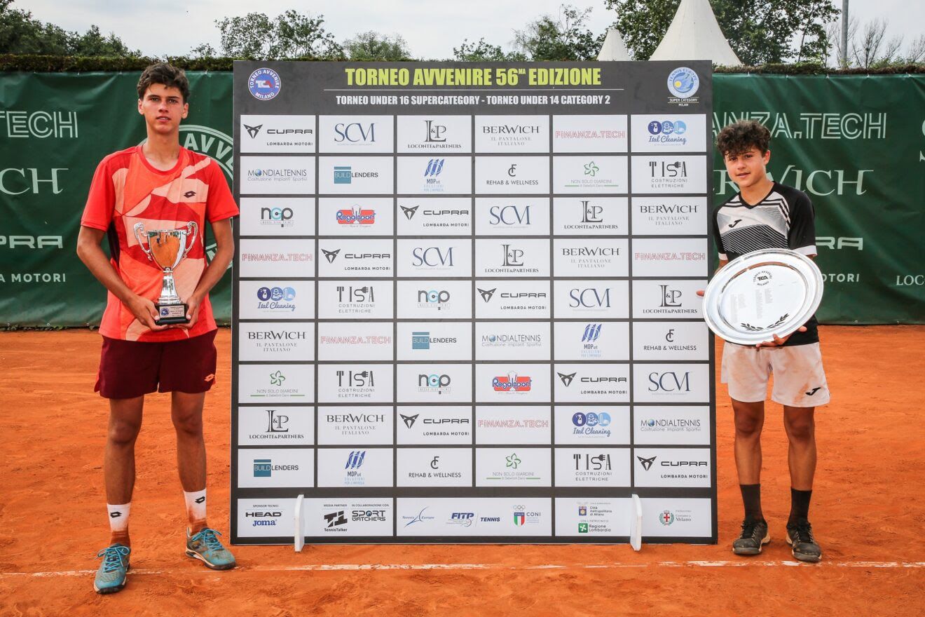 La premiazione del tabellone maschile del Torneo Avvenire. A sinistra il finalista Kolos Kincses e a destra il vincitore Michele Mecarelli (foto Roberta Corradin)