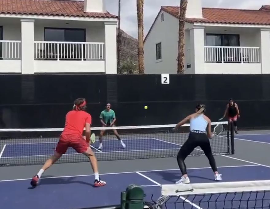 Tsitsipas e Badosa si rilassano giocando a pickleball prima del Miami Open