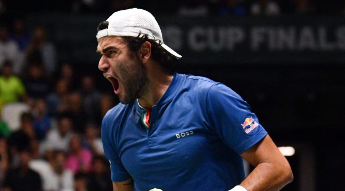 Matteo Berrettini con la maglia azzurra a Bologna