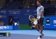 ATP 500 Tokyo: maledizione Berrettini. Si infortuna ai muscoli sotto il costato sul 6-5 del primo set. Vince il tiebreak, ma è costretto al ritiro all’avvio del secondo (con il video dell’infortunio)