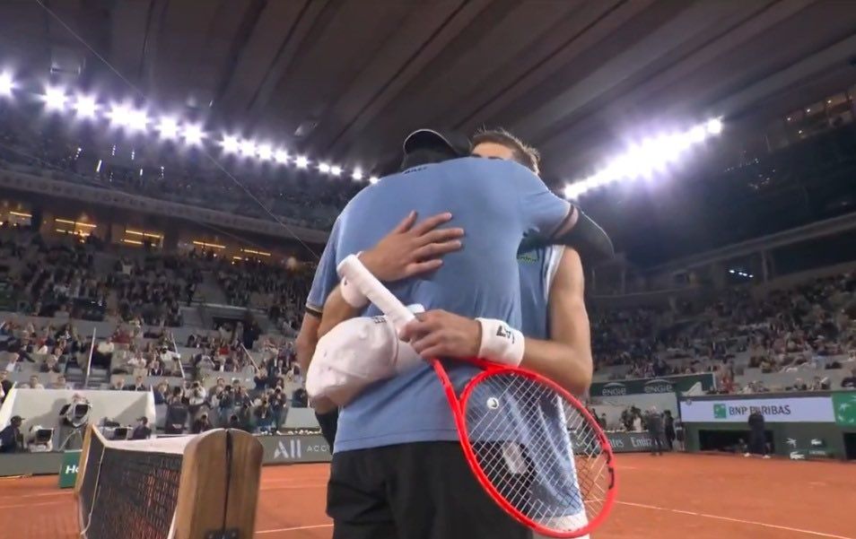 L'abbraccio tra Matteo Arnaldi e Matteo Berrettini