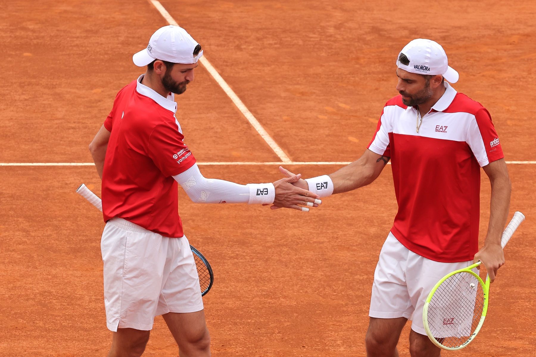 Andrea Vavassori e Simone Bolelli si scambiano il "cinque" (foto FITP)