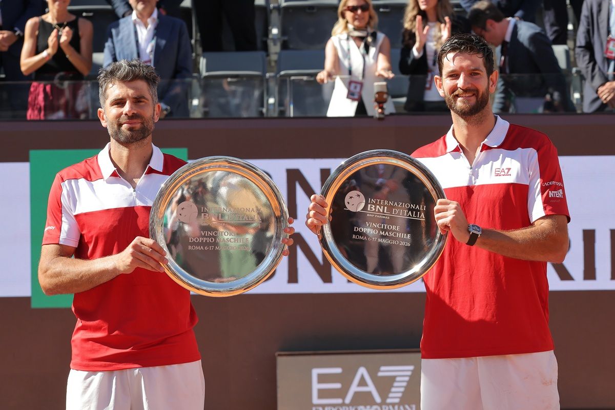 Simone Bolelli e Andrea Vavassori, col trofeo vinto a Roma (FITP)