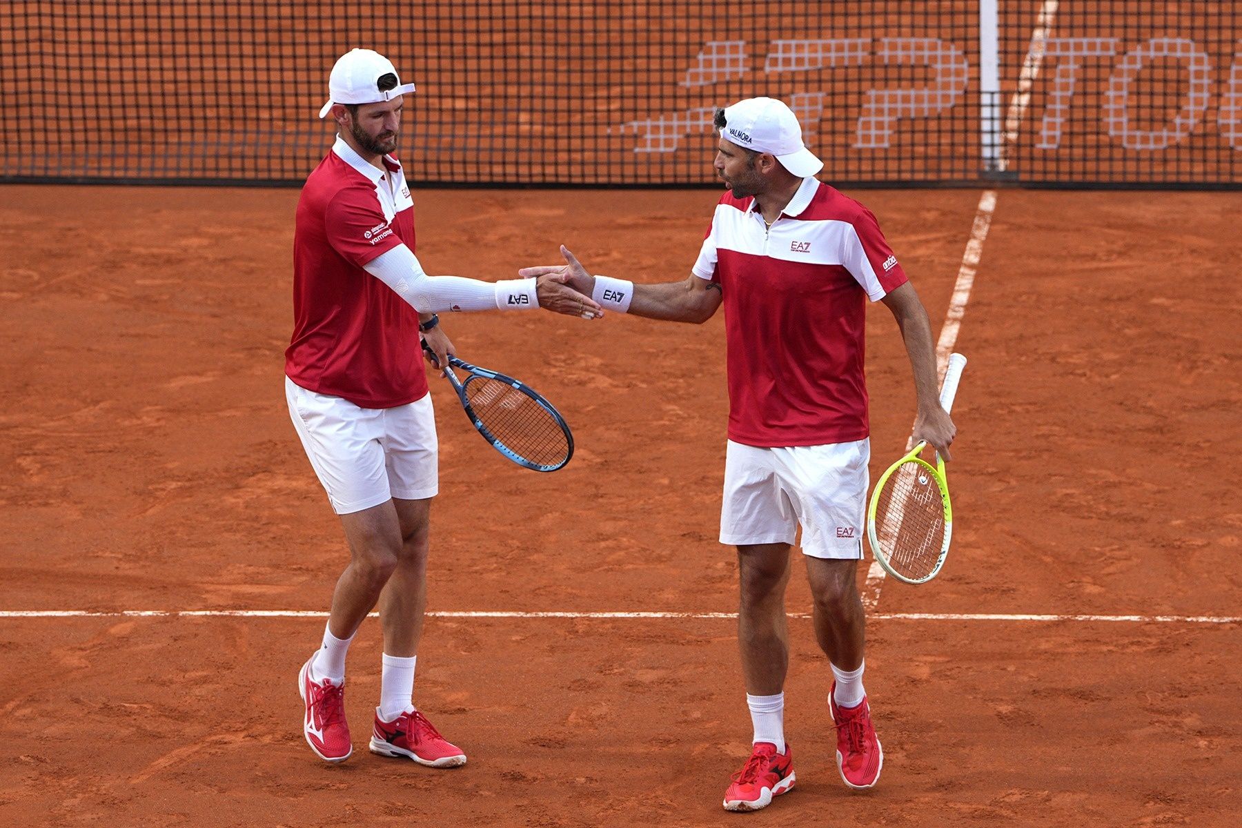 Un "cinque" tra Simone Bolelli e Andrea Vavassori (foto FITP)