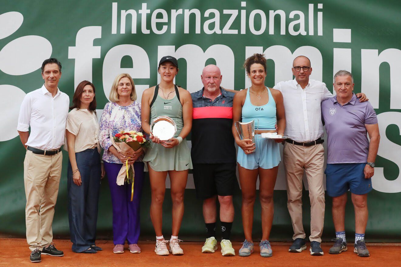 La premiazione del singolare della 17esima edizione degli Internazionali femminili di tennis BCC Brescia (foto Felice Calabr&ograve;)