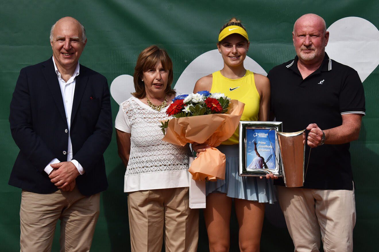 La premiazione del singolare. Da sinistra: Valter Muchetti (assessore del Comune di Brescia), Annamaria Capuzzi Beltrami (presidente Tennis Forza e Costanza 1911), Katarina Zavatska e Alberto Paris (direttore del torneo) (foto GAME)