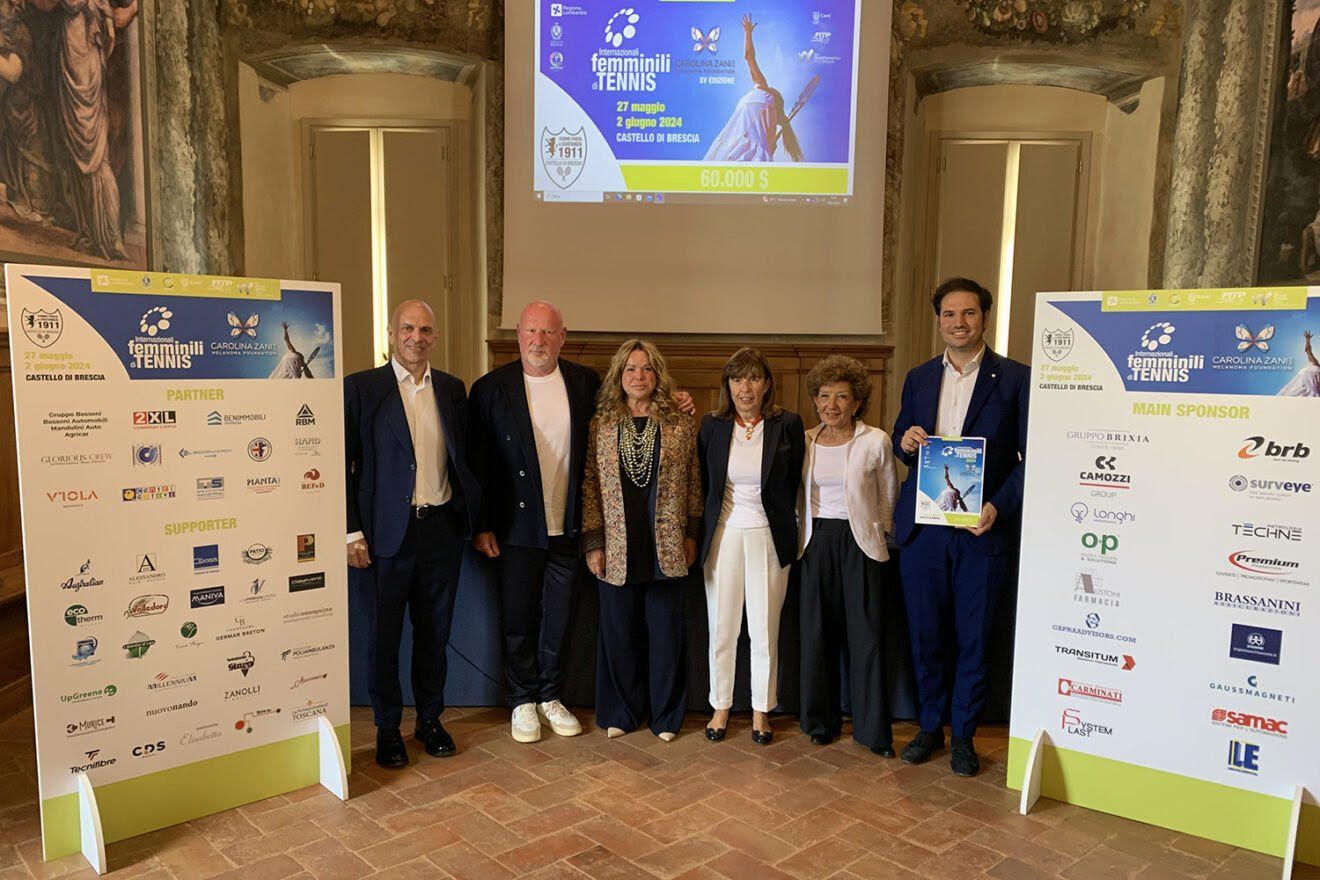 La presentazione del torneo in Palazzo della Loggia: da sinistra, Enrico Zampedri (presidente consiglio di amministrazione Carolina Zani Melanoma Foundation), Alberto Paris (direttore del torneo), Patrizia Ondelli (fondatrice Carolina Zani Melanoma Foundation), Anna Capuzzi Beltrami (presidente del Tennis Forza e Costanza 1911), Chiara Motta (vicepresidente del Comitato regionale FITP) e Alessandro Cantoni (assessore allo sport del Comune di Brescia)