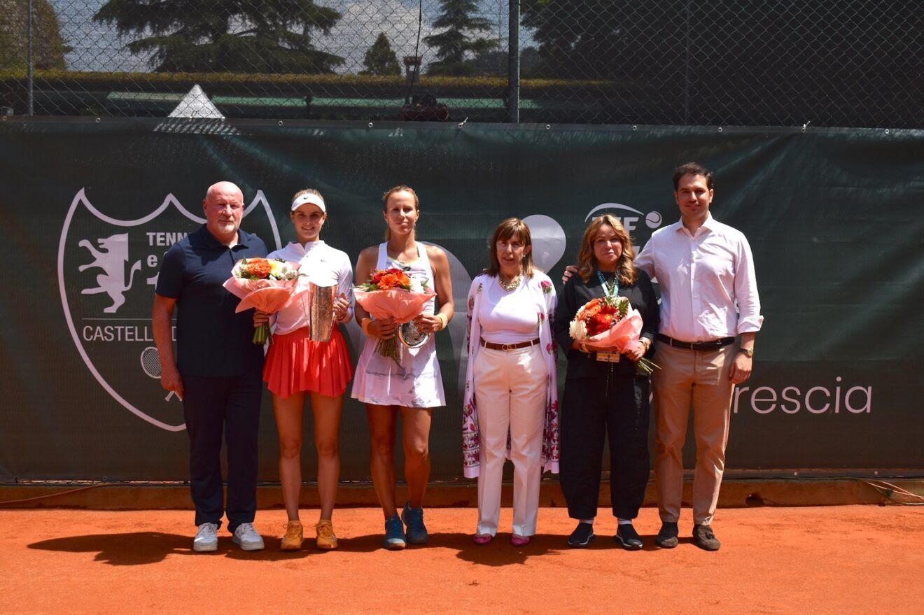 La premiazione del singolare. Da sinistra Alberto Paris (direttore del torneo), la vincitrice Katarina Zavatska, la finalista Varvara Lepchenko, Anna Capuzzi Beltrami (presidente Forza e Costanza), Patrizia Ondelli (Carolina Zani Melanoma Foundation) e Alessandro Cantoni (Assessore allo sport Comune di Brescia) - foto GAME