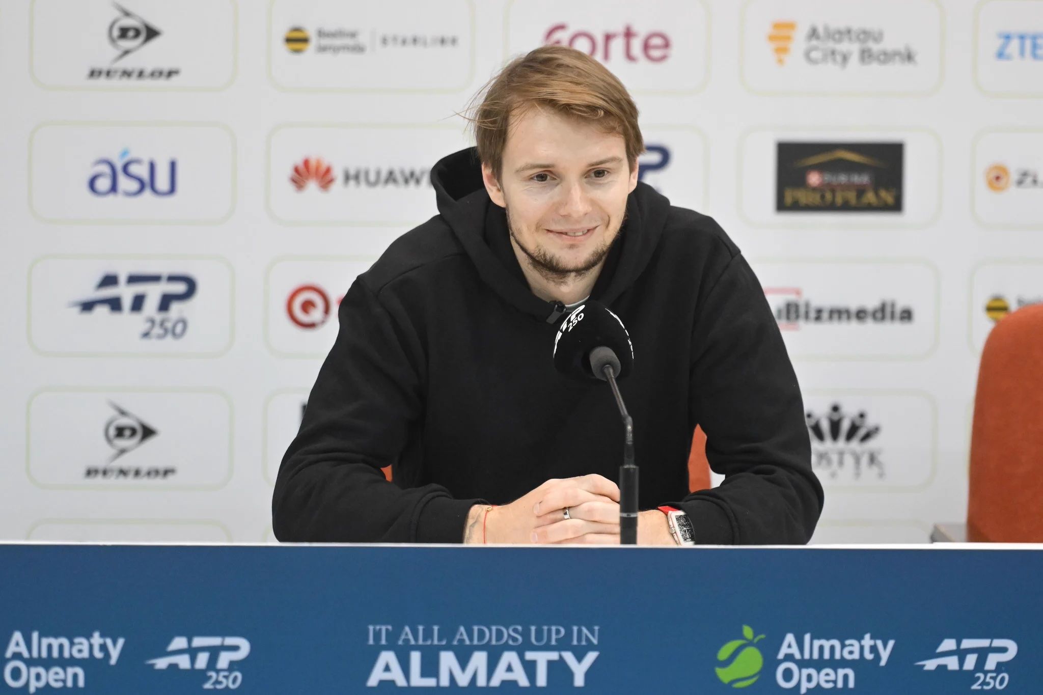 Bublik nella press conference ad Almaty - Foto getty images