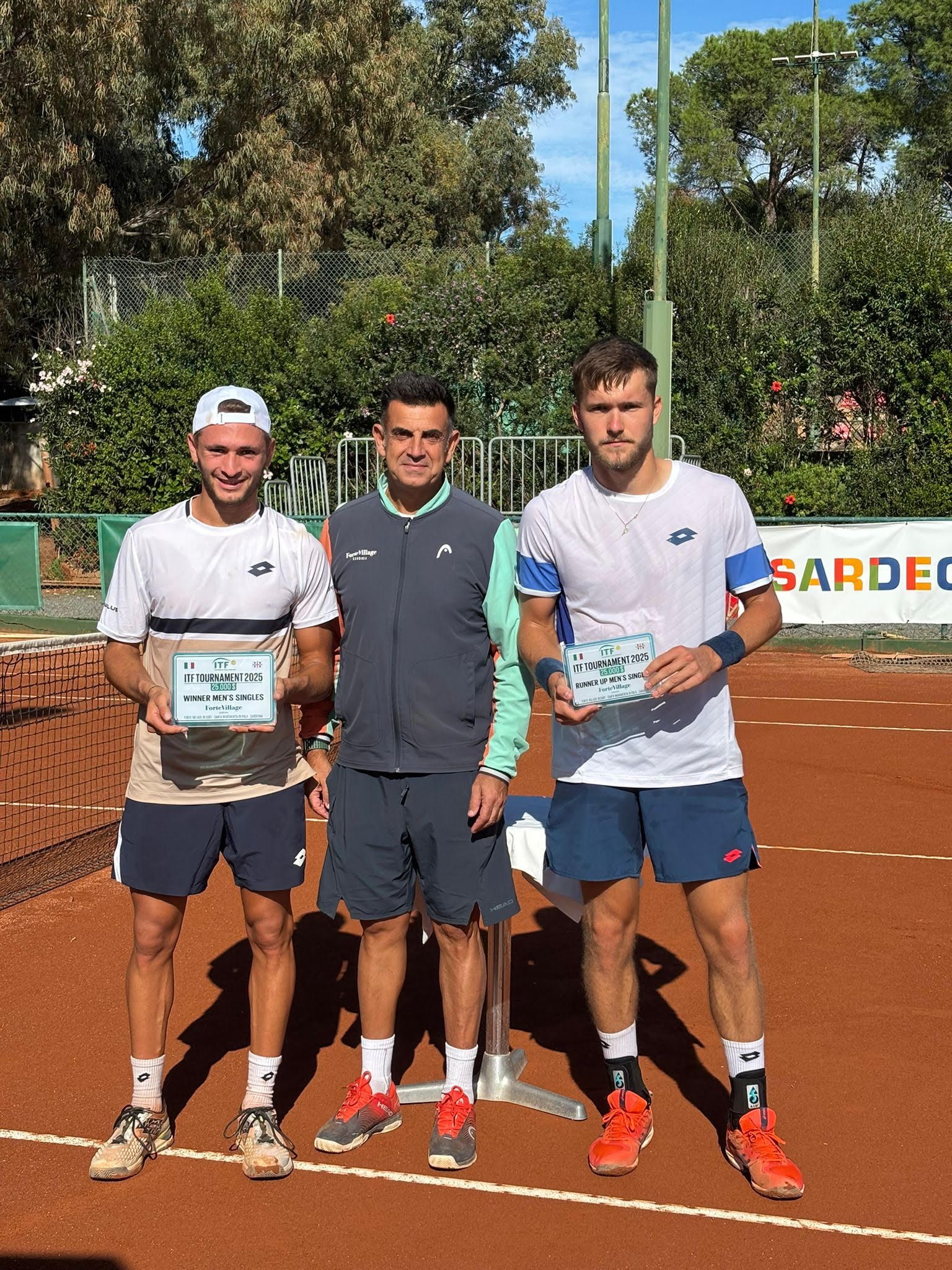 Nella foto: il direttore del torneo Alessandro Porcu premia il vincitore Gianluca Cadenasso e il finalista Martin Krumich.