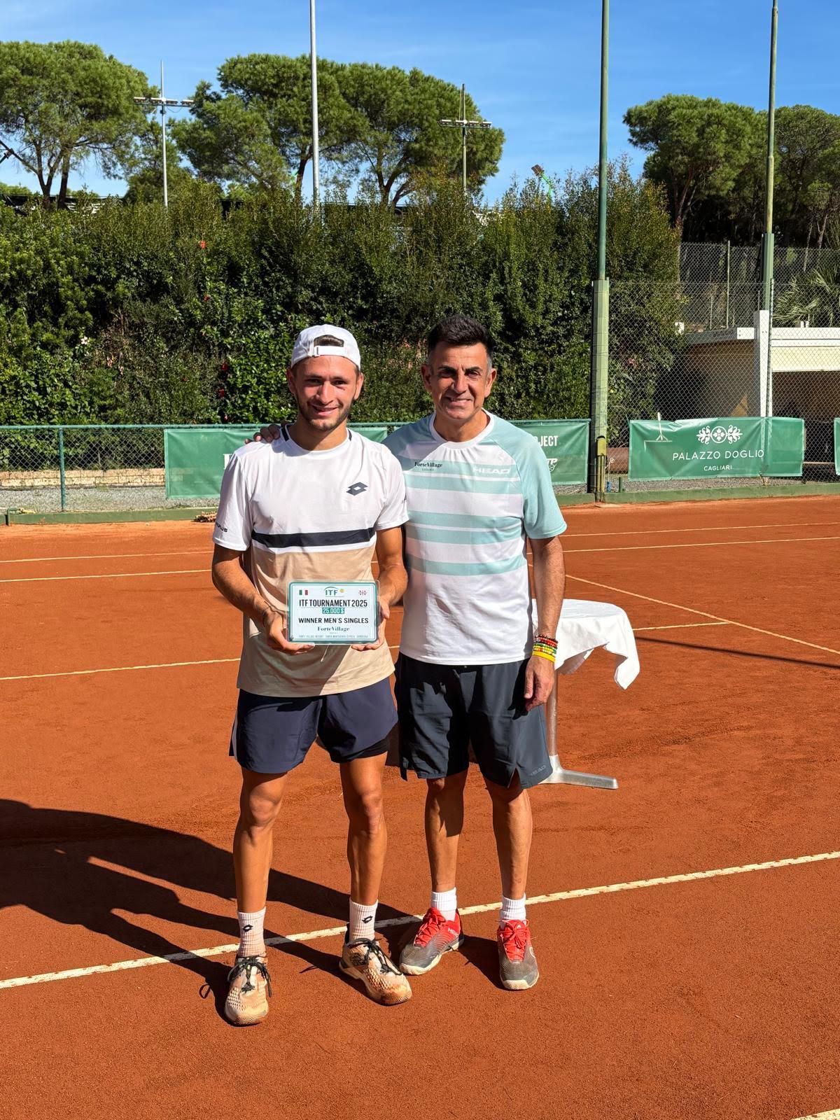Gianluca Cadenasso premiato dal direttore del torneo Alessandro Porcu