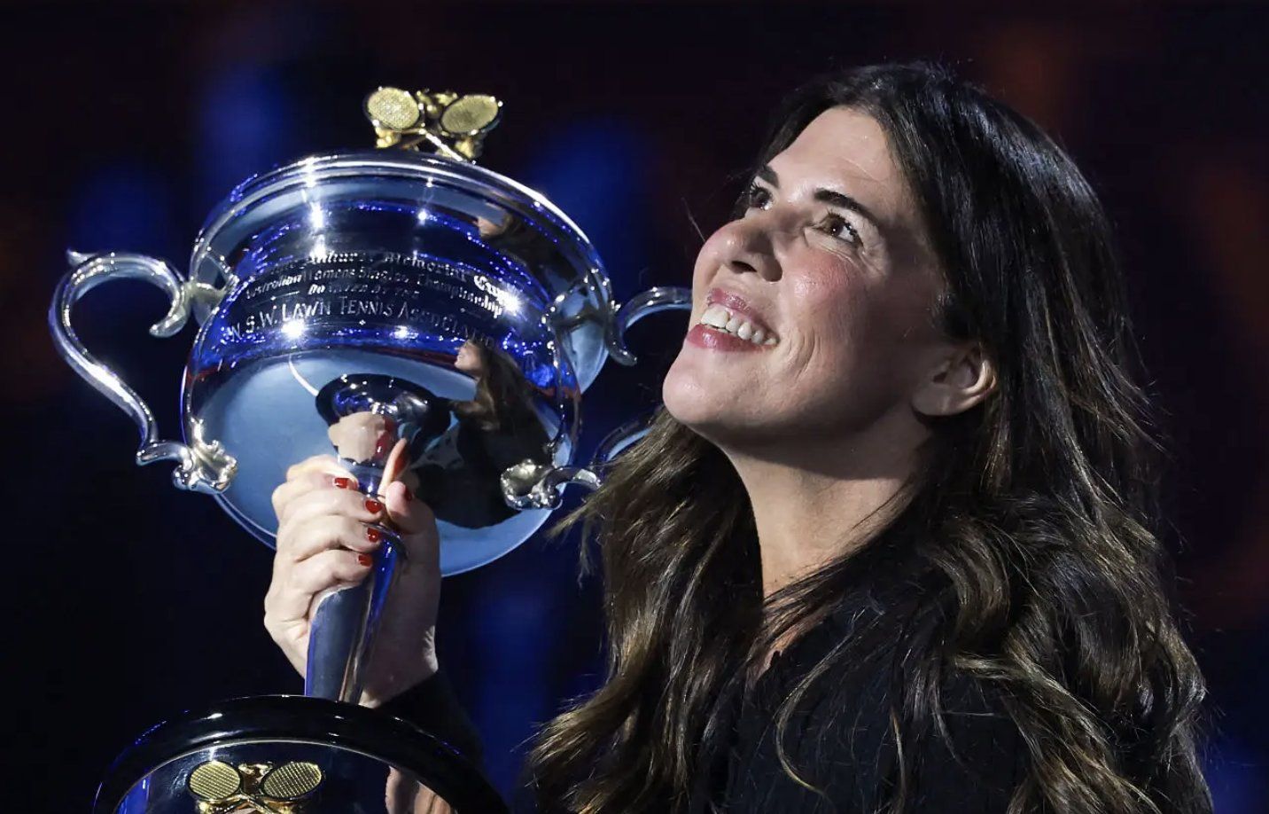 Jennifer Capriati porta il trofeo a Melbourne