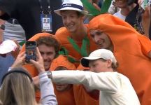 I Carota Boys, i super tifosi di Sinner vestiti da carota, “stanno conquistando il mondo del tennis” (Video)