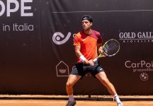 Nel Challenger Atp Cattolica “SIC Europe Omag Open” 8 gli italiani al 2° turno: Forti elimina Bueno (n.6), avanzano anche Dalla Valle, Cecchinato, il lucky loser Ferrari e il vincente del derby Bondioli-Caniato. Esordio positivo per De Jong e Lajovic