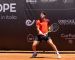 Nel Challenger Atp Cattolica “SIC Europe Omag Open” 8 gli italiani al 2° turno: Forti elimina Bueno (n.6), avanzano anche Dalla Valle, Cecchinato, il lucky loser Ferrari e il vincente del derby Bondioli-Caniato. Esordio positivo per De Jong e Lajovic