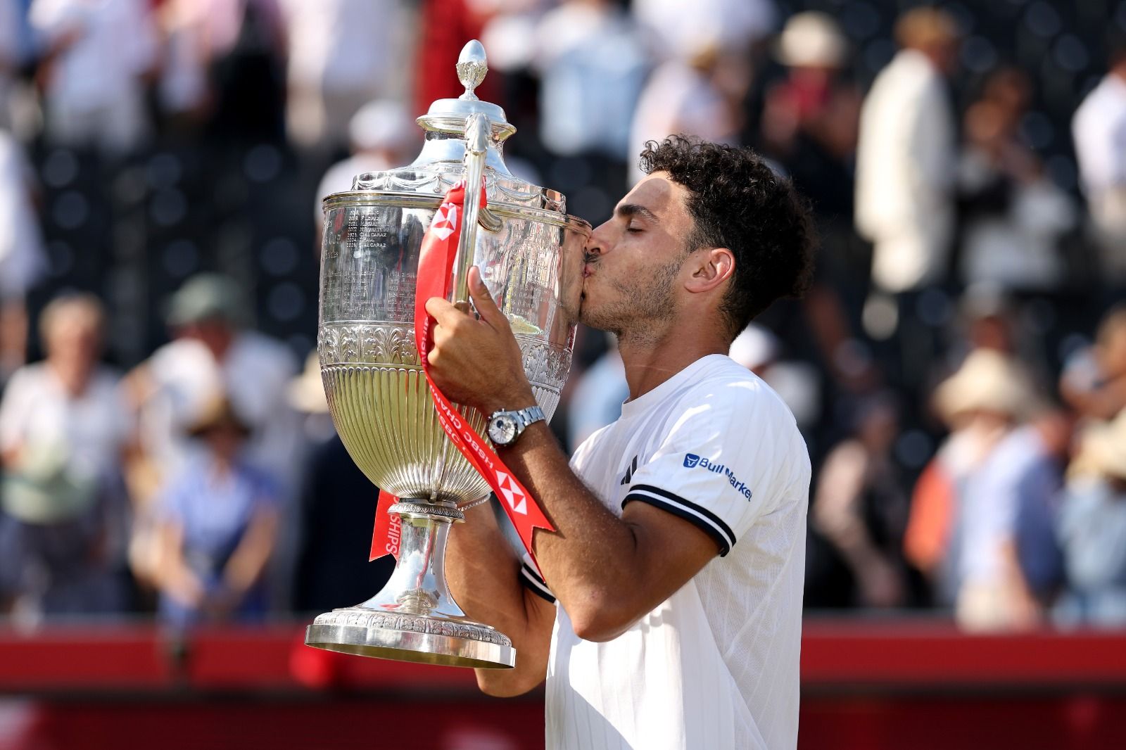 Cerundolo bacia la coppa conquistata al Queen's