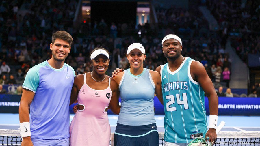 Alcaraz e Tiafoe nella recente esibizione di Charlotte, con Keys e Stephens