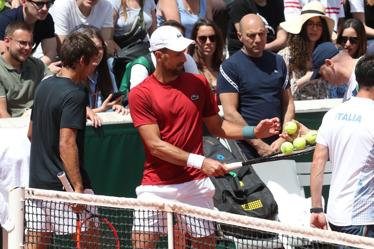 Novak Djokovic con Flavio Cobolli al Roland Garros quest'oggi - Foto Patrick Boren