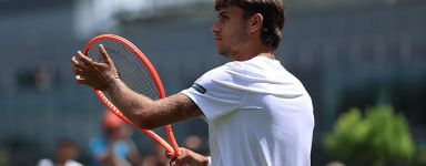 Cobolli emozionato dopo lo storico accesso agli ottavi di Wimbledon: “Uno dei migliori match della mia vita”. *Cocciaretto si confessa dopo l’eliminazione: “Troppo nervosismo, avrei dovuto osare di più”