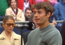 Cobolli, sconfitta con sorriso a Monaco: la battuta sulla fidanzata e l’abbraccio con Shelton (Video)