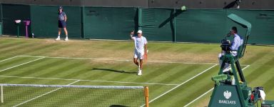 Flavio Cobolli non si arrende mai: Khachanov battuto al quinto, ottavi a Wimbledon