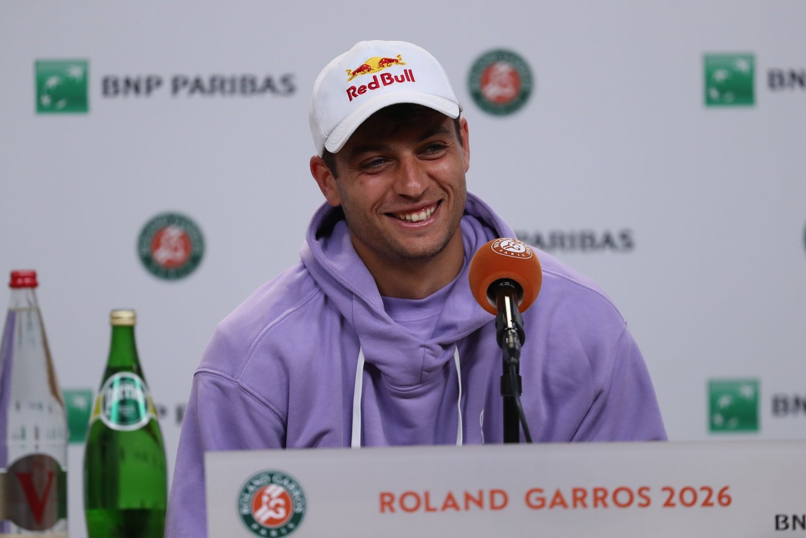 Flavio Cobolli nella sala stampa di Roland Garros (foto Patrick Boren)