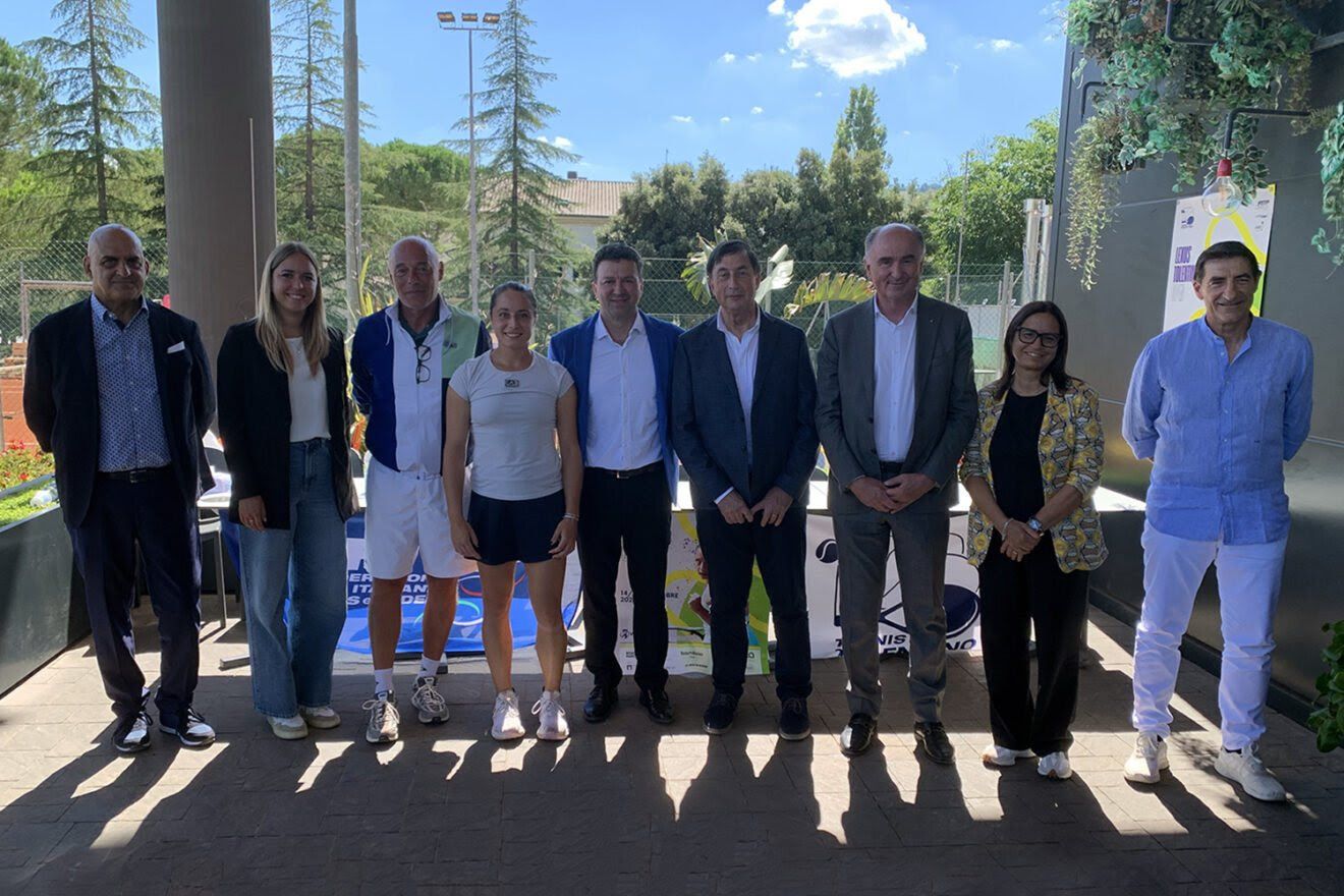 I relatori della conferenza stampa di presentazione del Lexus Tolentino Open. Da sinistra: Roberto Lombardelli (vice presidente ASSM), Anastasia Konoplyova (Lexus Gruppo Di.Ba.), Marco Sposetti (presidente Tennis Tolentino), Elisabetta Cocciaretto (tennista n.3 d'Italia), Mauro Sclavi (sindaco Comune di Tolentino), Renzo Marinelli (consigliere Regione Marche), Fabio Luna (presidente CONI Marche), Alessia Pupo (vice sindaco e assessore allo sport Comune di Tolentino), Andrea Bolognesi (presidente FITP Marche)