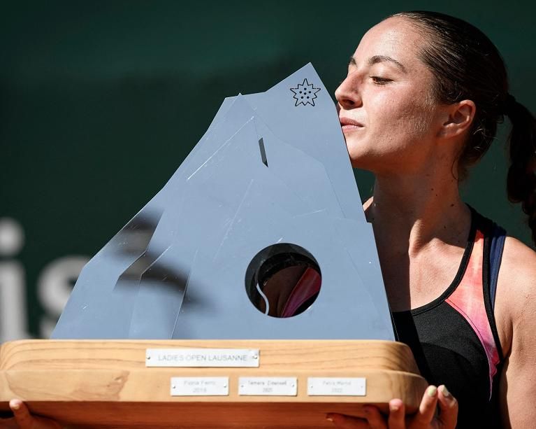 Elisabetta Cocciaretto con il primo trofeo WTA della carriera conquistato a Losanna 2023 (foto Twitter WTA website)