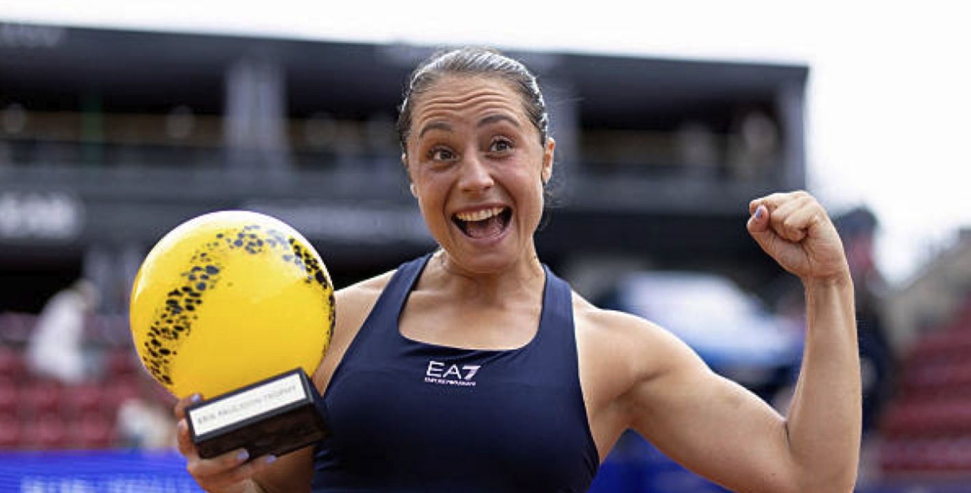 Elisabetta Cocciaretto nella foto con il trofeo vinto ieri - Foto Getty Images