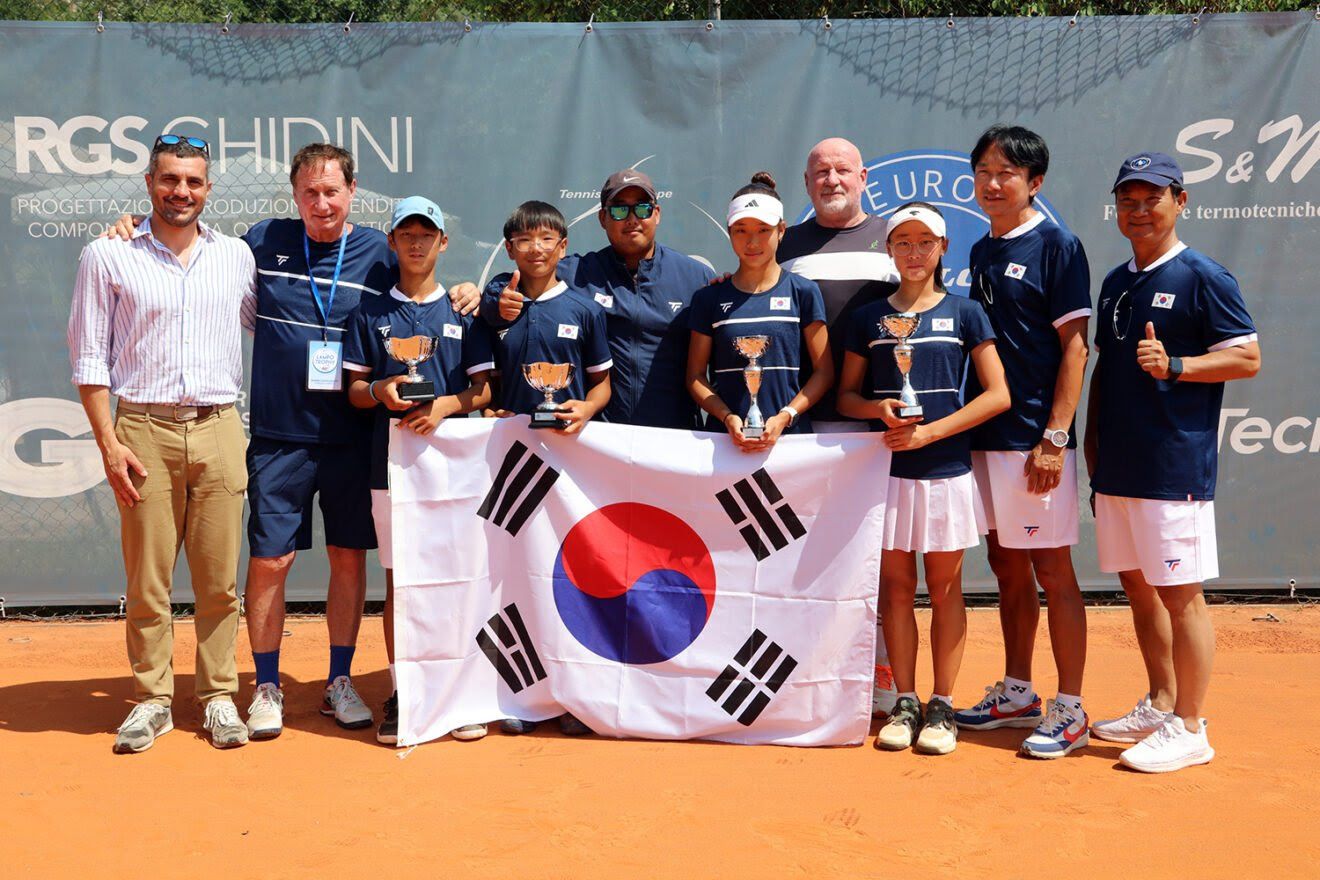 La premiazione del torneo maschile: la Corea del Sud ha vinto per il secondo anno consecutivo il Lampo Trophy (foto Alvaro Maffeis)